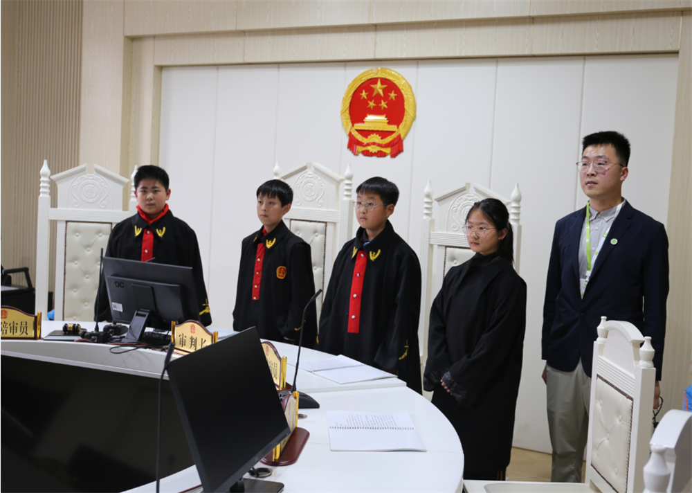 身著法官服.png