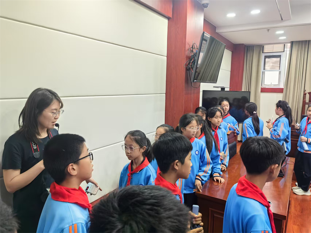 參觀審判庭1.jpg